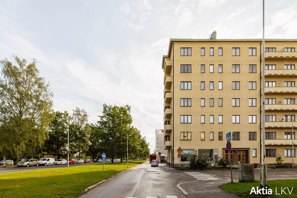 Julkisivukuva 1, vasemmalla Tallbergin Puistotie