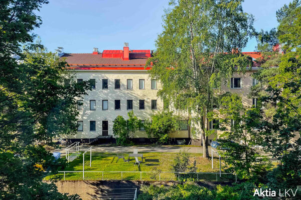 Maisema ikkunasta rauhalliselle sisäpihalle