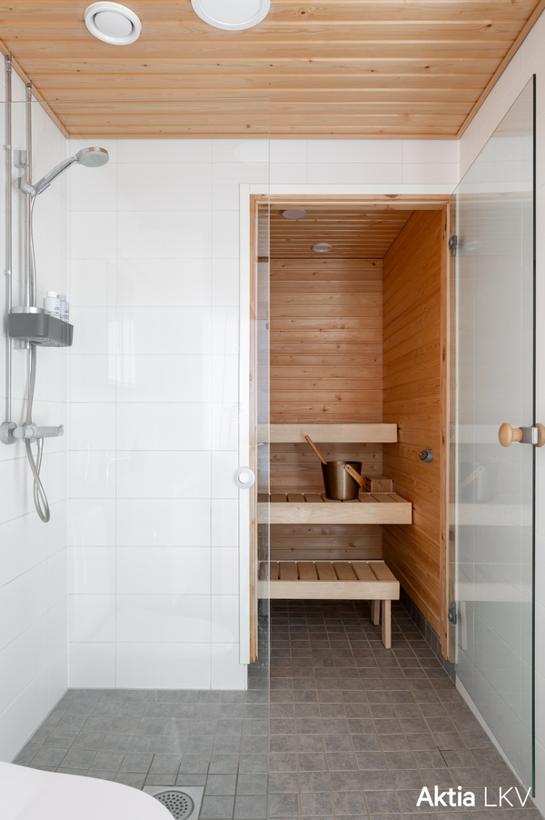 Tilava kylpyhuone. ja sauna