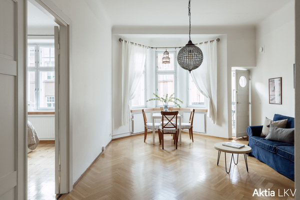 Olohuone, oikealla parvekkeenovi, vasemmalla mh