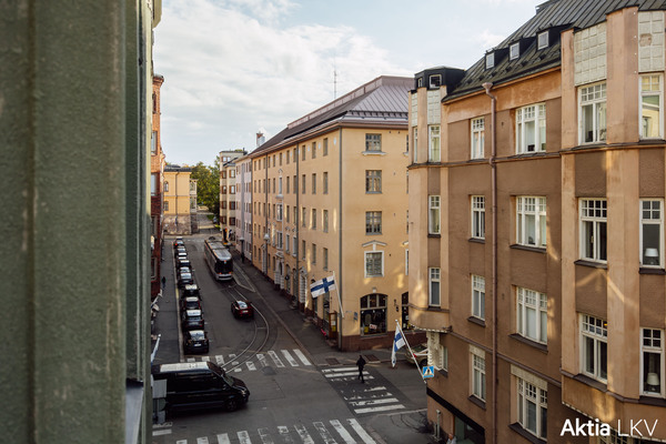 Näkymää itään olohuoneen erkkeri-ikkunasta