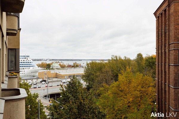 Maisemaa parvekkeelta itään