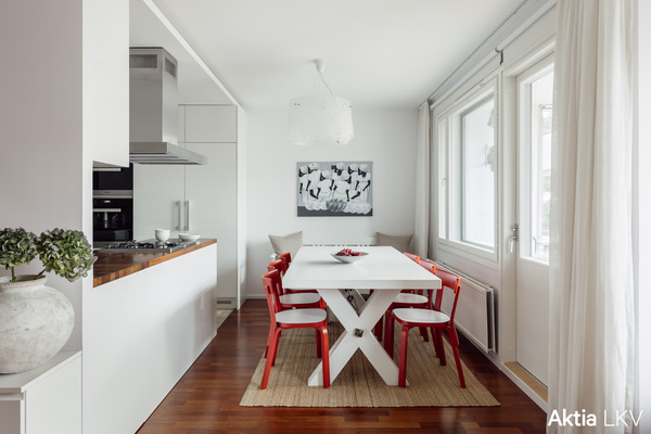 Ruokailutilaan sopii pitkä pöytä