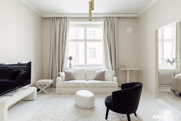 Valkeasävyiset olohuone ja makuuhuone