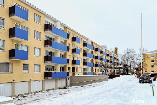 Uusittu julkisivu ja parvekkeet