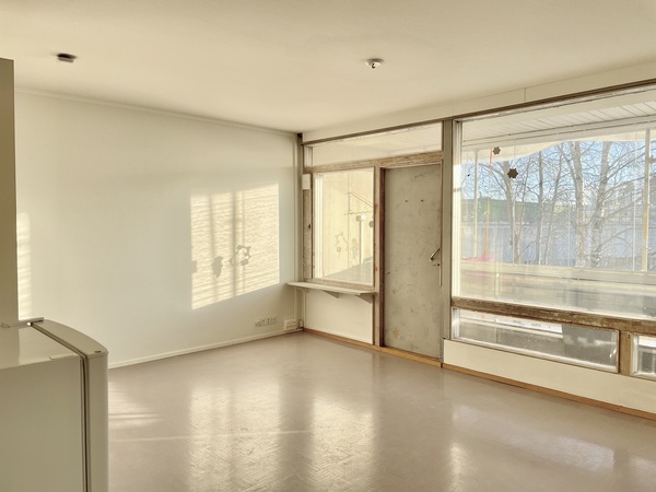 Mahtavan valoisa koti, huoneiston levyinen lasitettu parveke