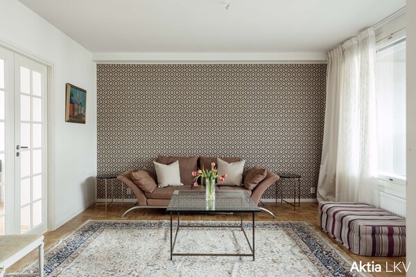 Olohuone, makuuhuone vasemmalla ja parveke oikealla