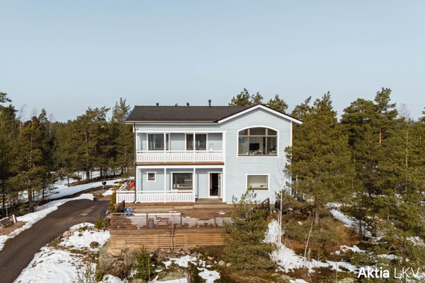 Kotitalo korkealla kalliolla