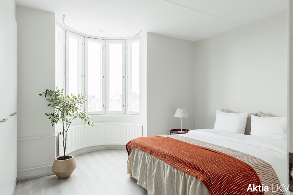 Makuuhuone, jossa kaunis erkkeri-ikkuna