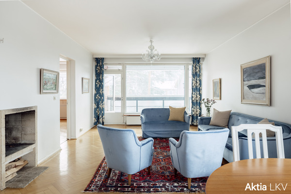 Olohuone, avotakka ja lasitettu parveke