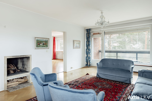 Olohuone, avotakka ja lasitettu parveke