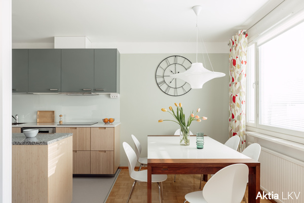 Ruokailutilaan sopii pitkä pöytä