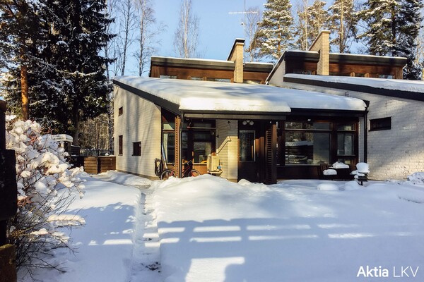 julkisivu pihan puolelta