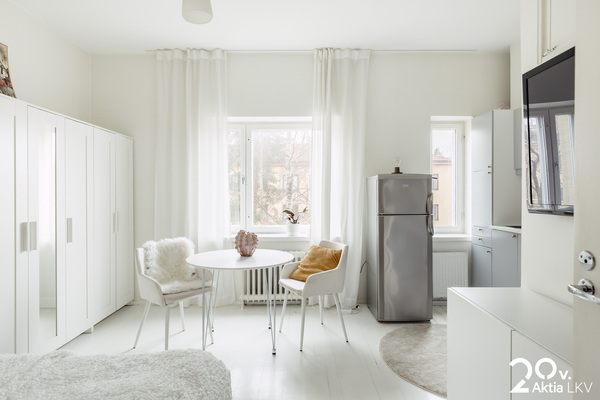 Valoisa koti  - ikkunat sisäpihalle