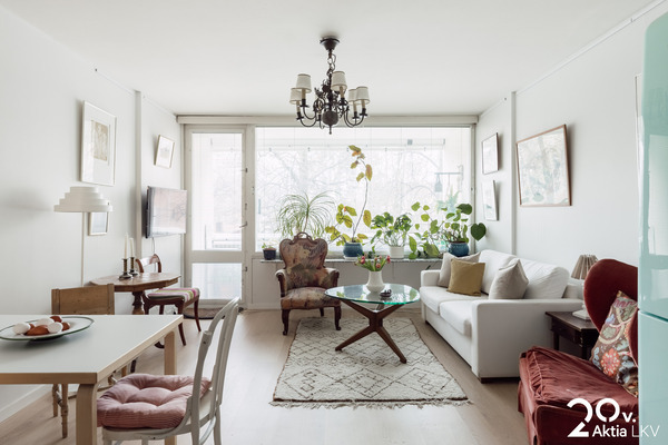 Olohuone ja lasitettu parveke etelään