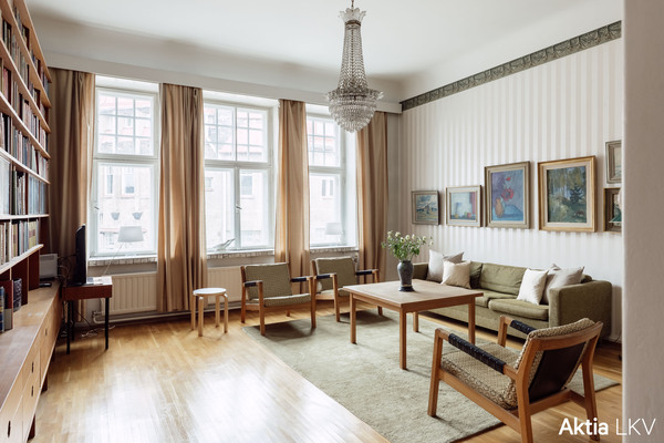 Valoisa ja tilava olohuone