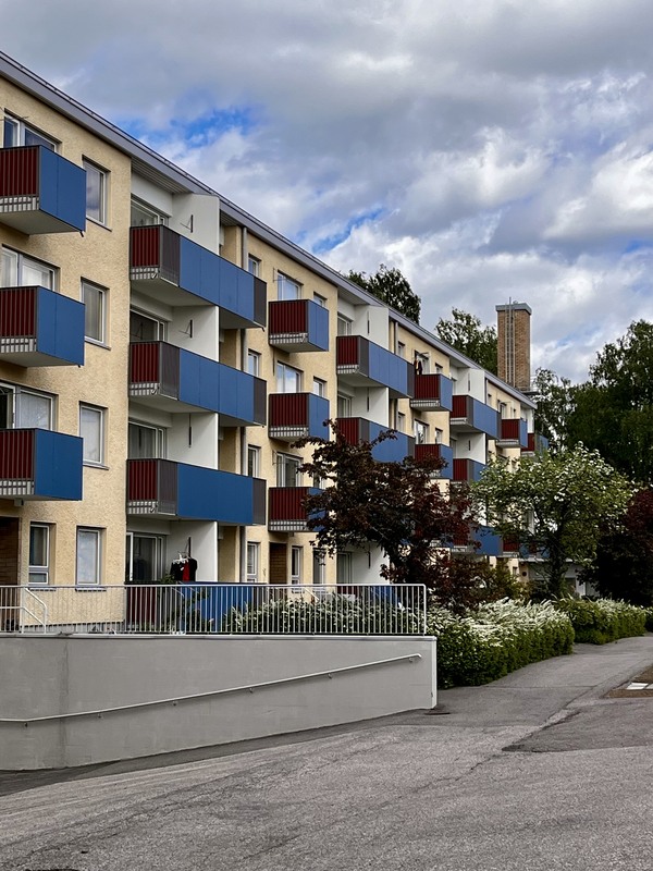 Juuri remontoitu julkisivu ja parveke