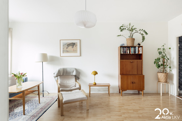 Olohuone makuuhuoneen suunnalta kuvattuna