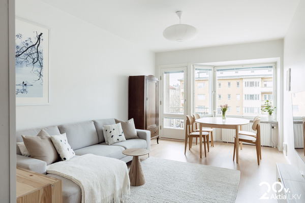 Tilava olohuone jossa parveke