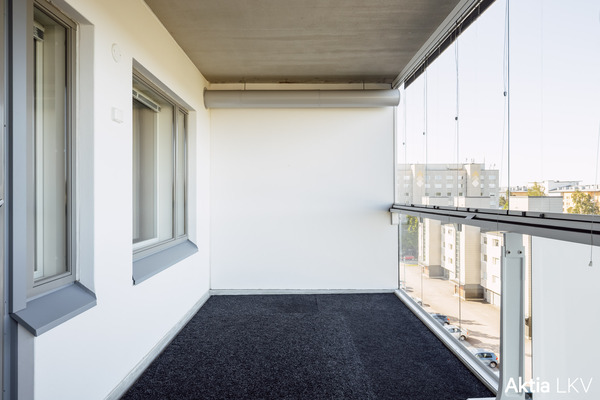 Lasitettu parveke aurinkoverhoilla (noin 10m2).
