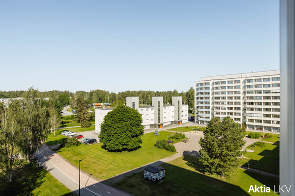 Näkymä parvekkeelta ja olohuoneesta.