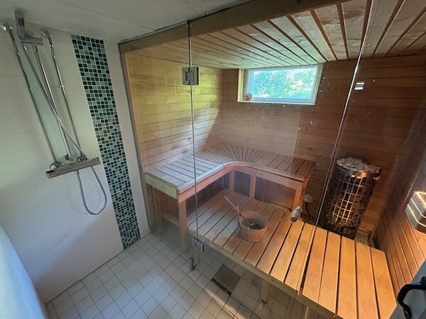 Kellarin suihku ja sauna