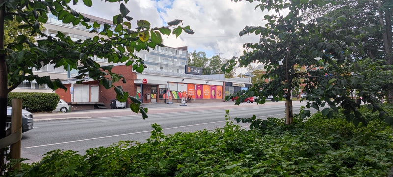 kauppa kadun toisella puolella