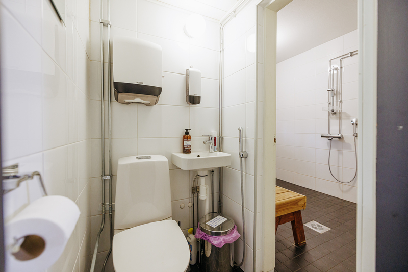 Yhtiön suihkutilan wc