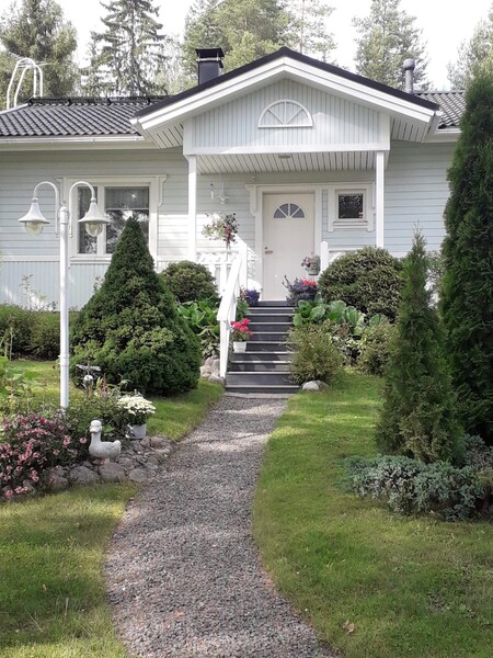 julkisivu etupihalta