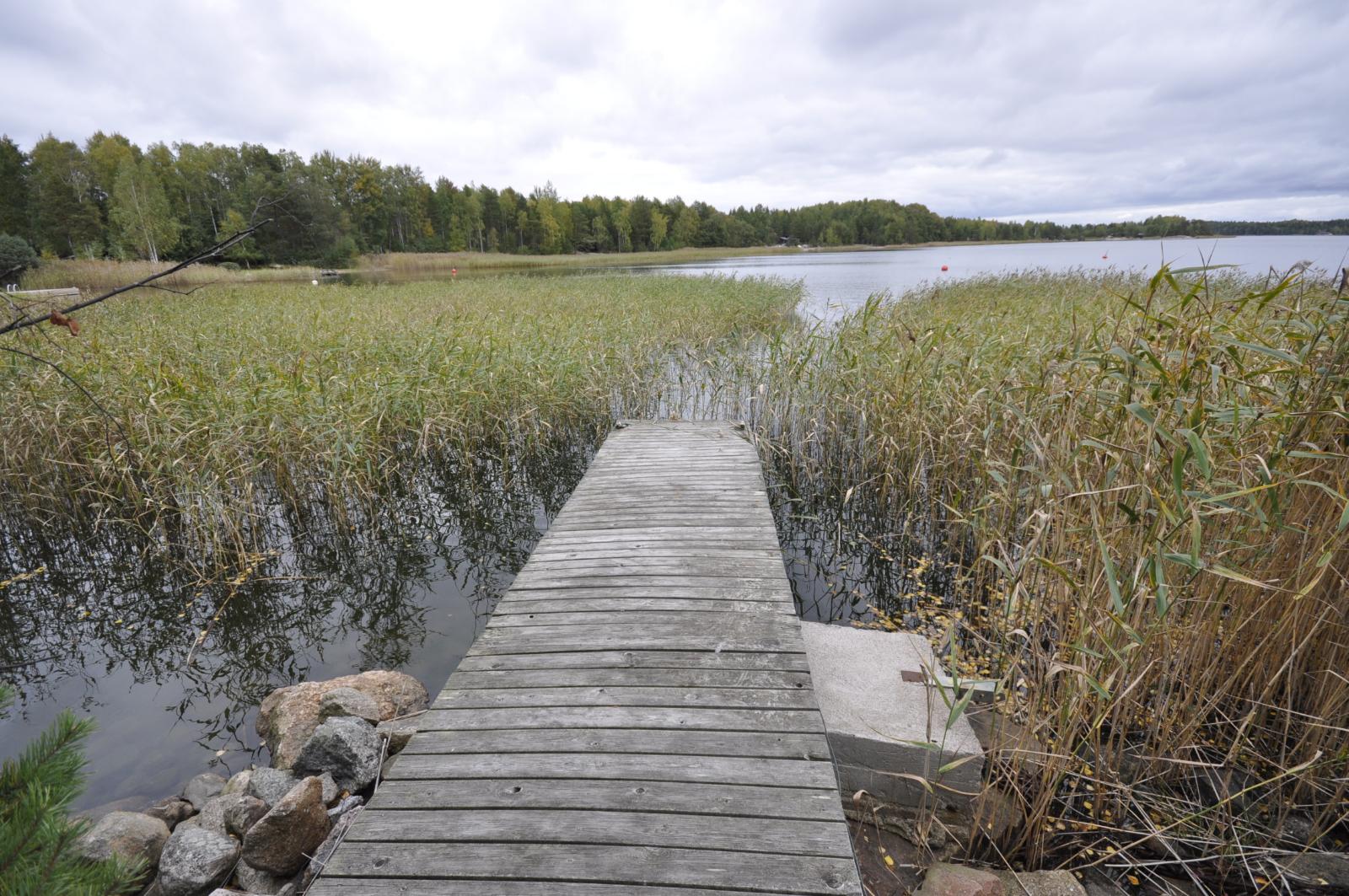 Venepaikka merenrannalla n. 250m:n päässä