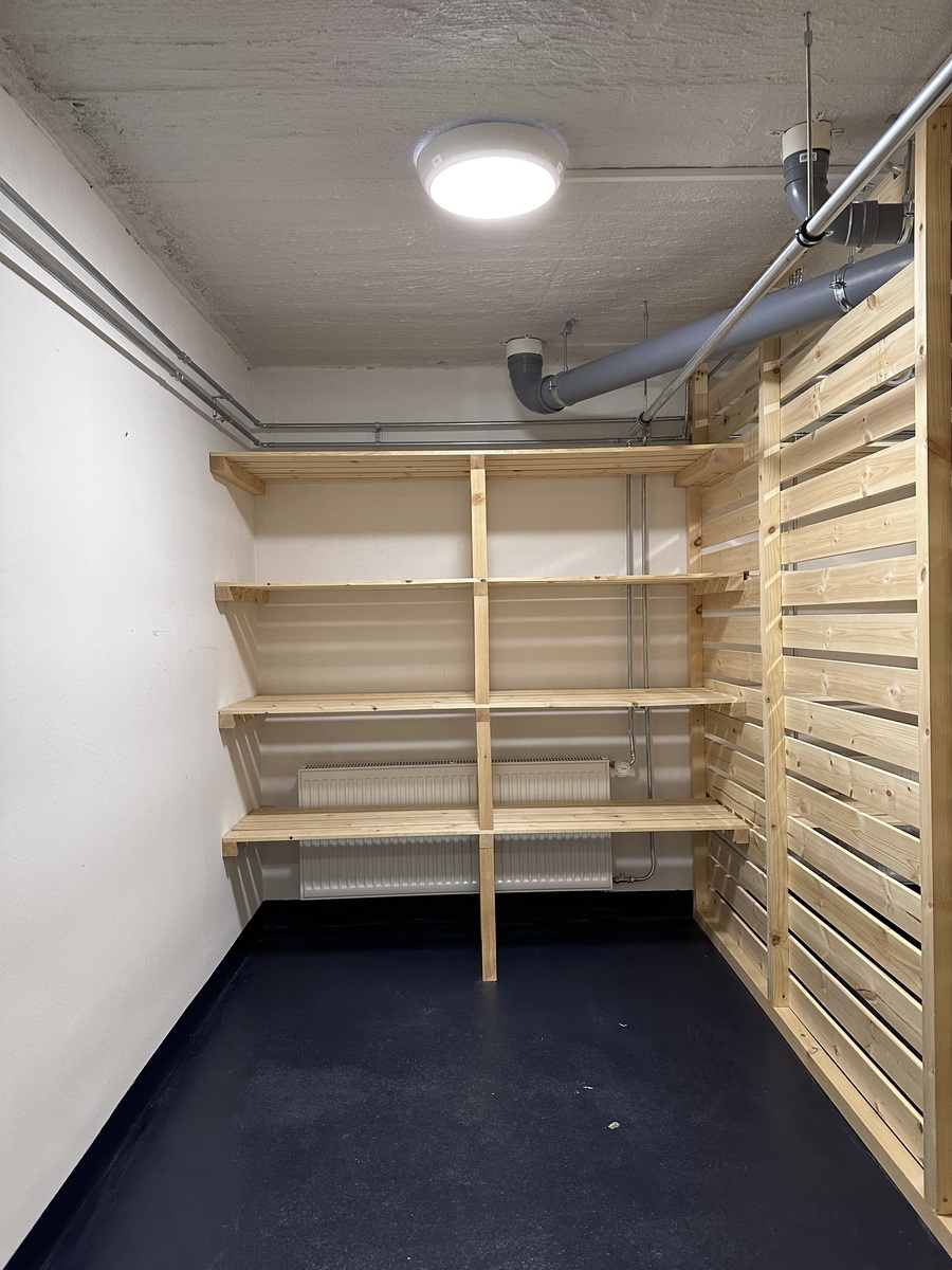 Häkkivarasto kellarissa