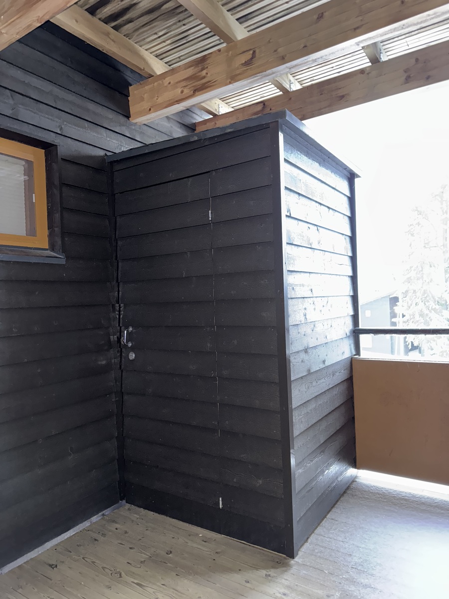 Ulkovarasto sisääntulon yhteydessä