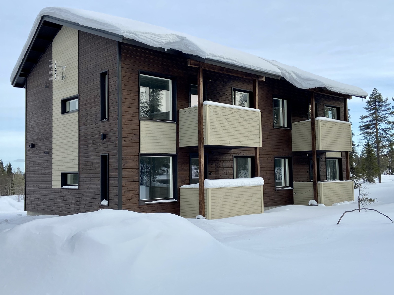 Huoneisto kuvassa oikealla ylhäällä.