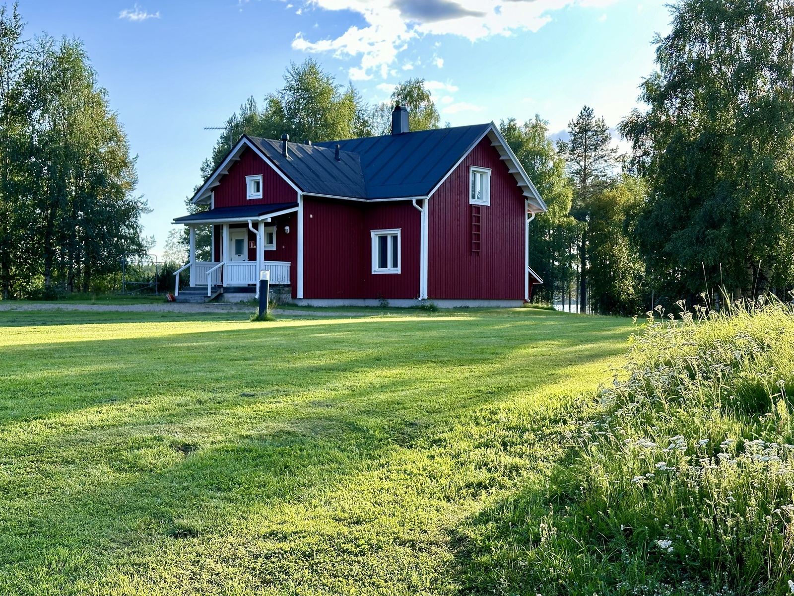 2. Hirsitalo "AarnenTupa"  4mh, tupa/keittiö,