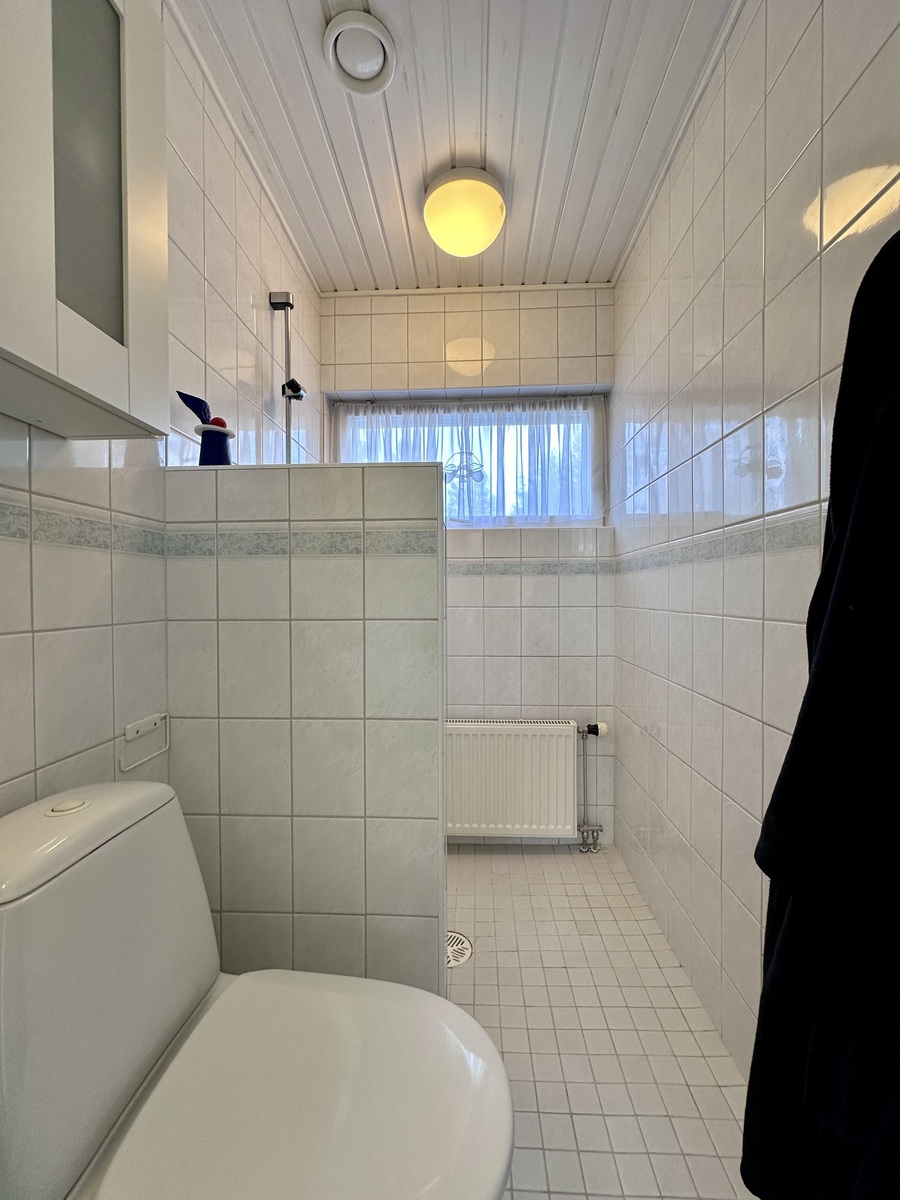 Päämakuuhuoneen wc/kylpyhuone