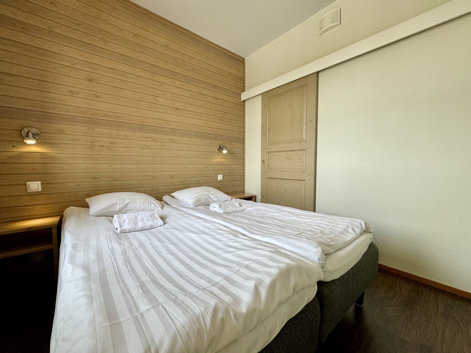 1. makuuhuone vaatehuoneella