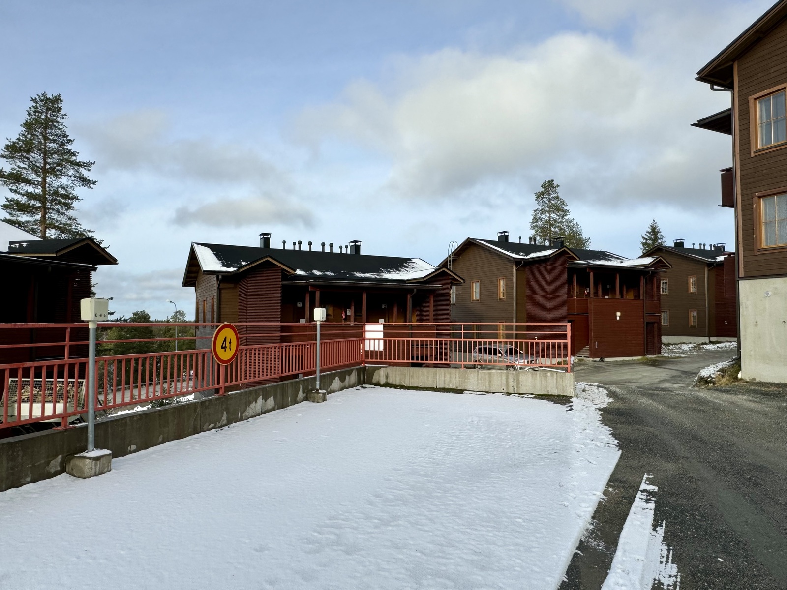 Parkkipaikka sähkötolpalla