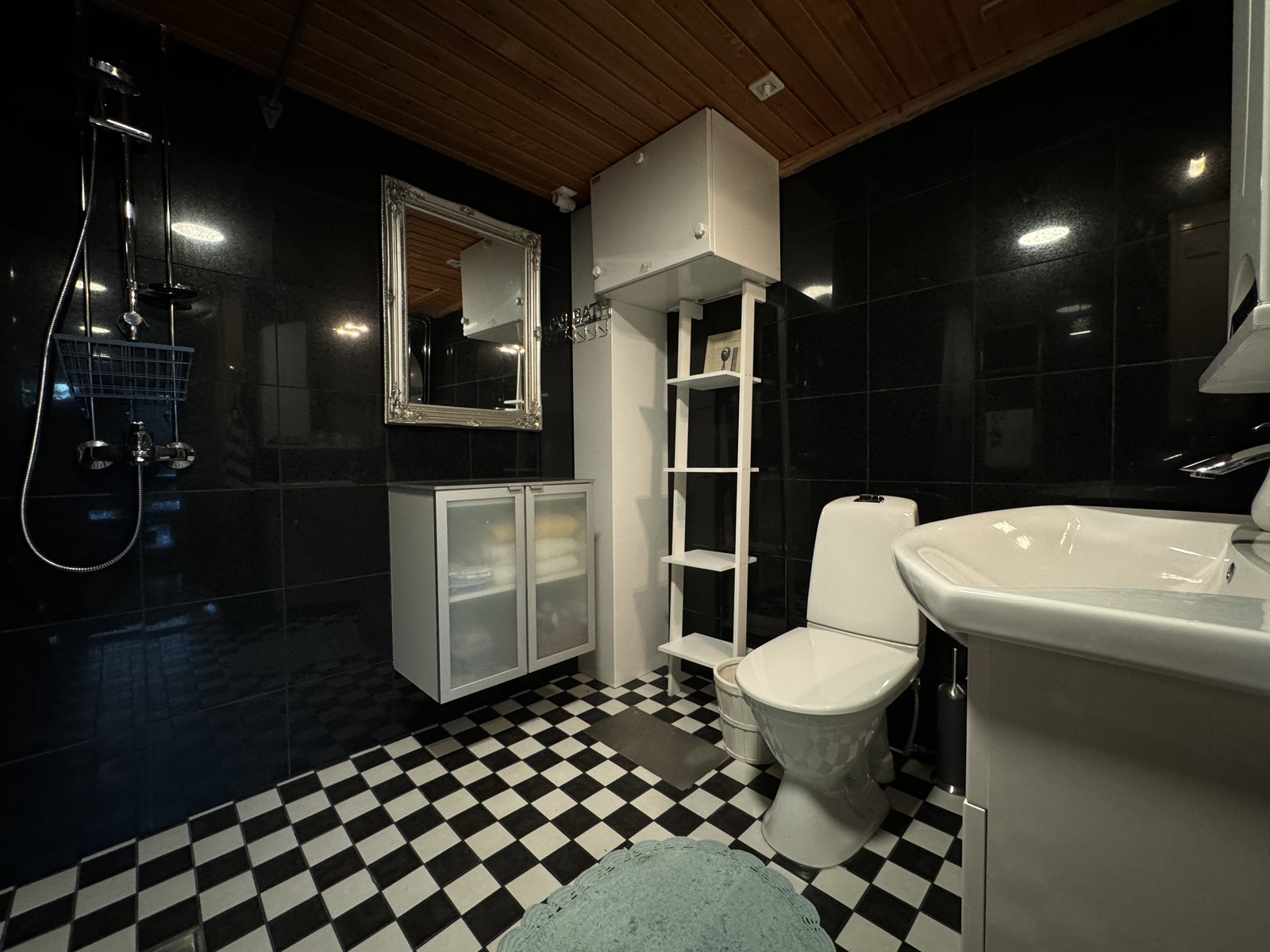 Kellarikerroksen huoneiston kylpyhuone