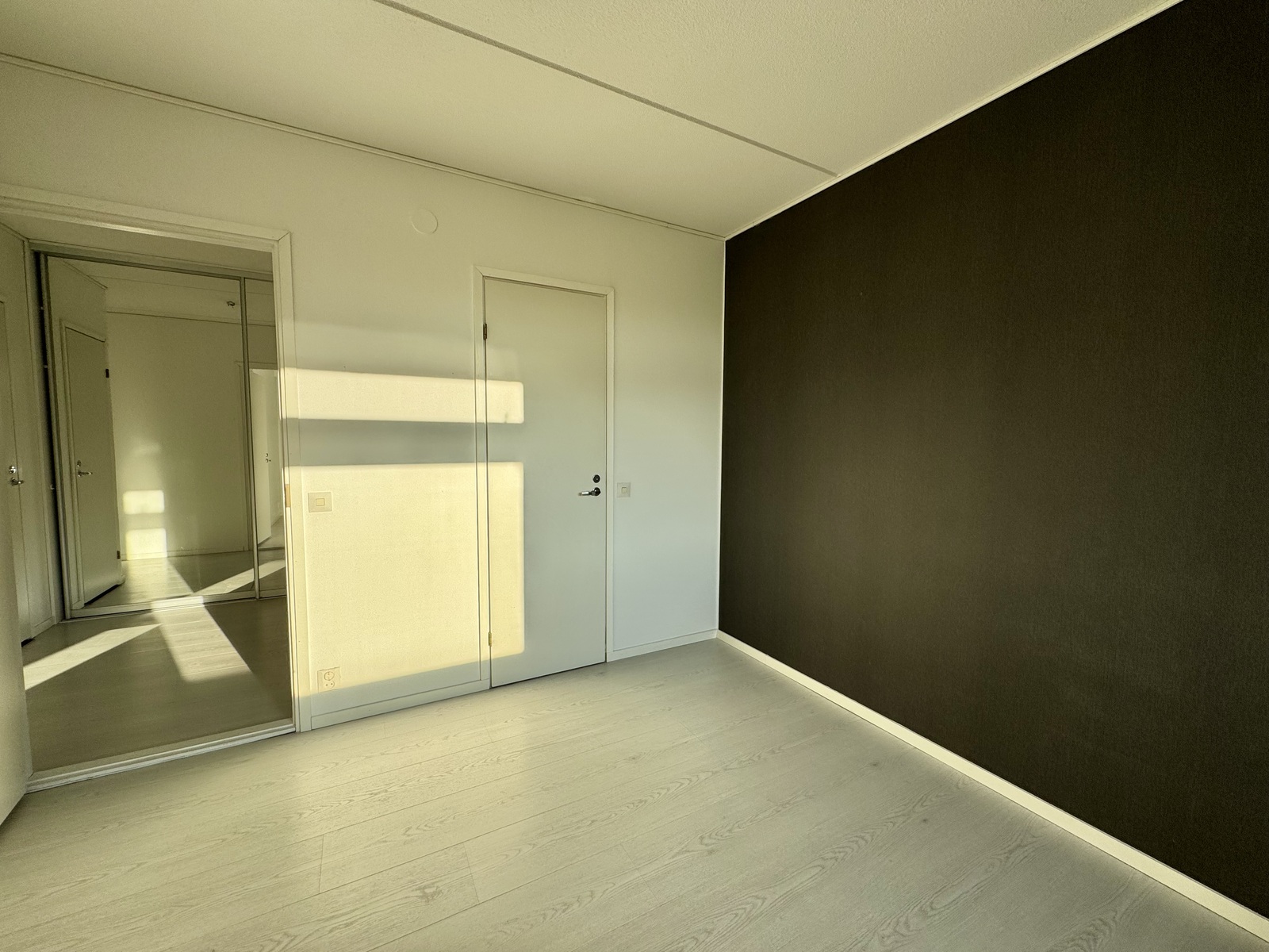 Makuuhuone vaatehuoneella