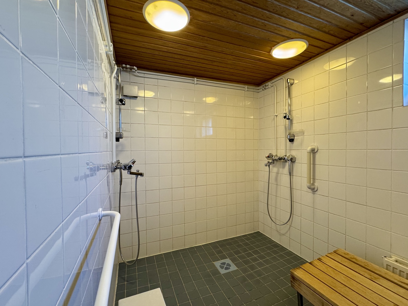 Taloyhtiön pesuhuone saunatilojen yhteydessä