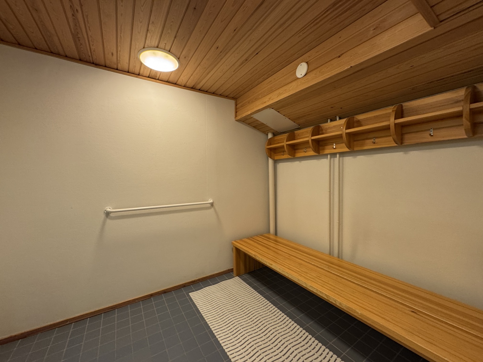 Taloyhtiön saunan pukuhuone