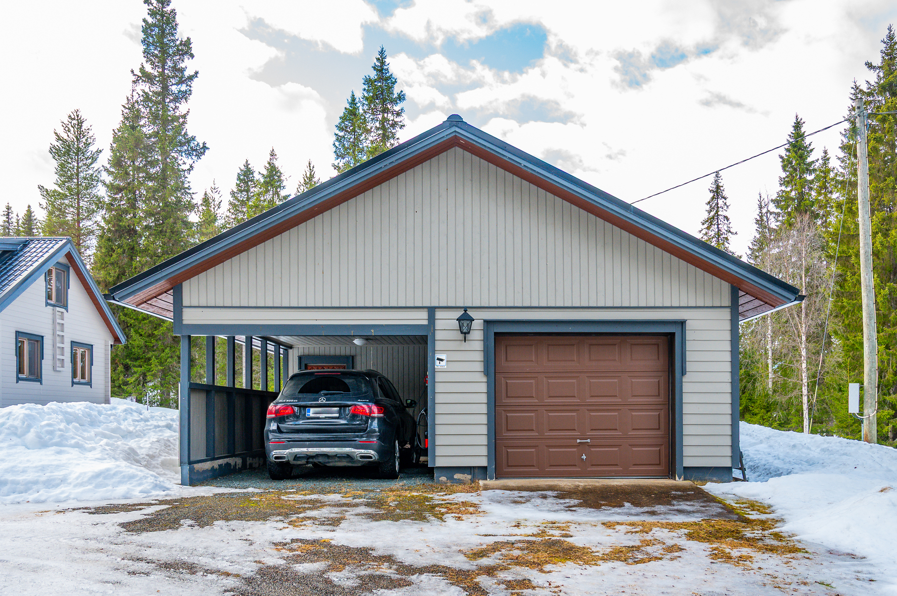 Autotalli, autokatos ja kaksi varastoa