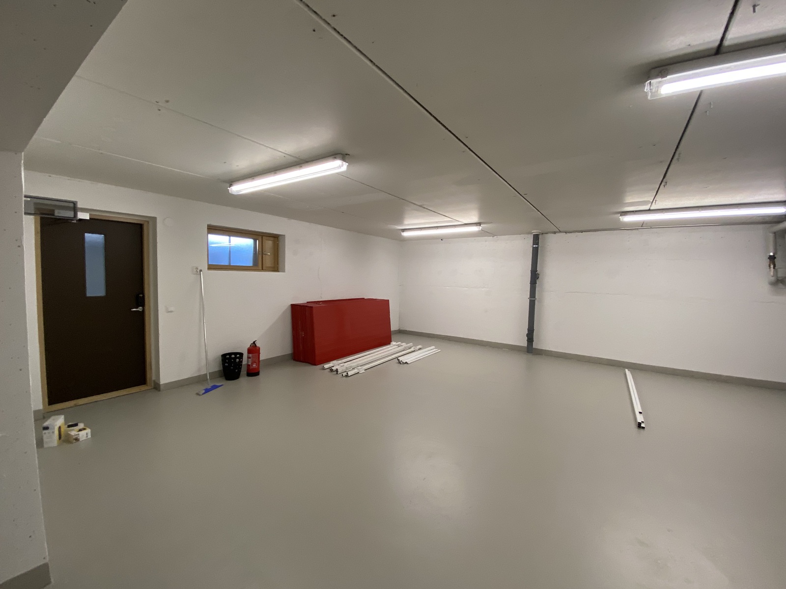 Varastotila 1. tyhjänä. Tällä hetkellä 2m² pienvarastoja
