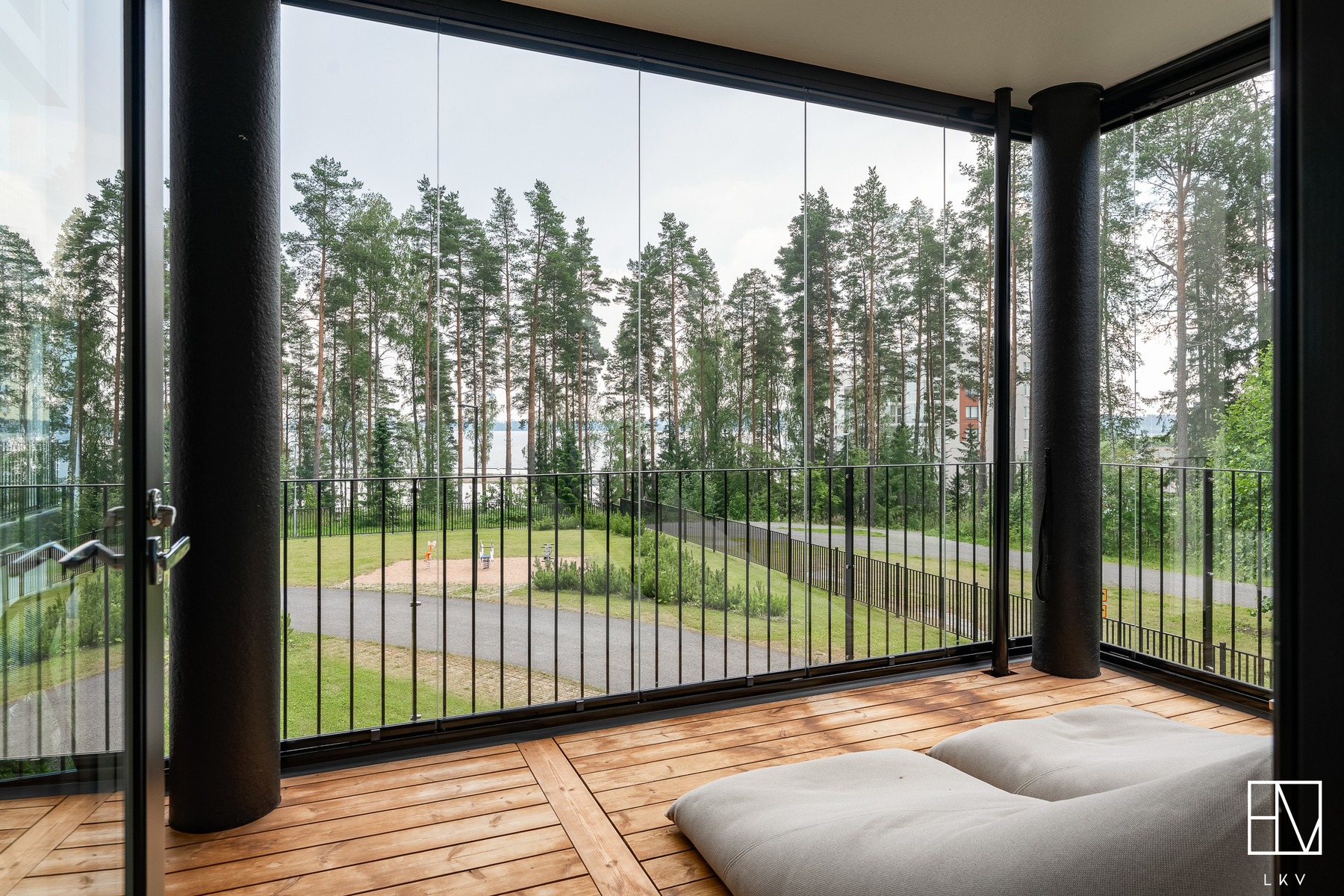 Hulppea lasitettu parveke, josta rauhoittavat näkymät järven suuntaan