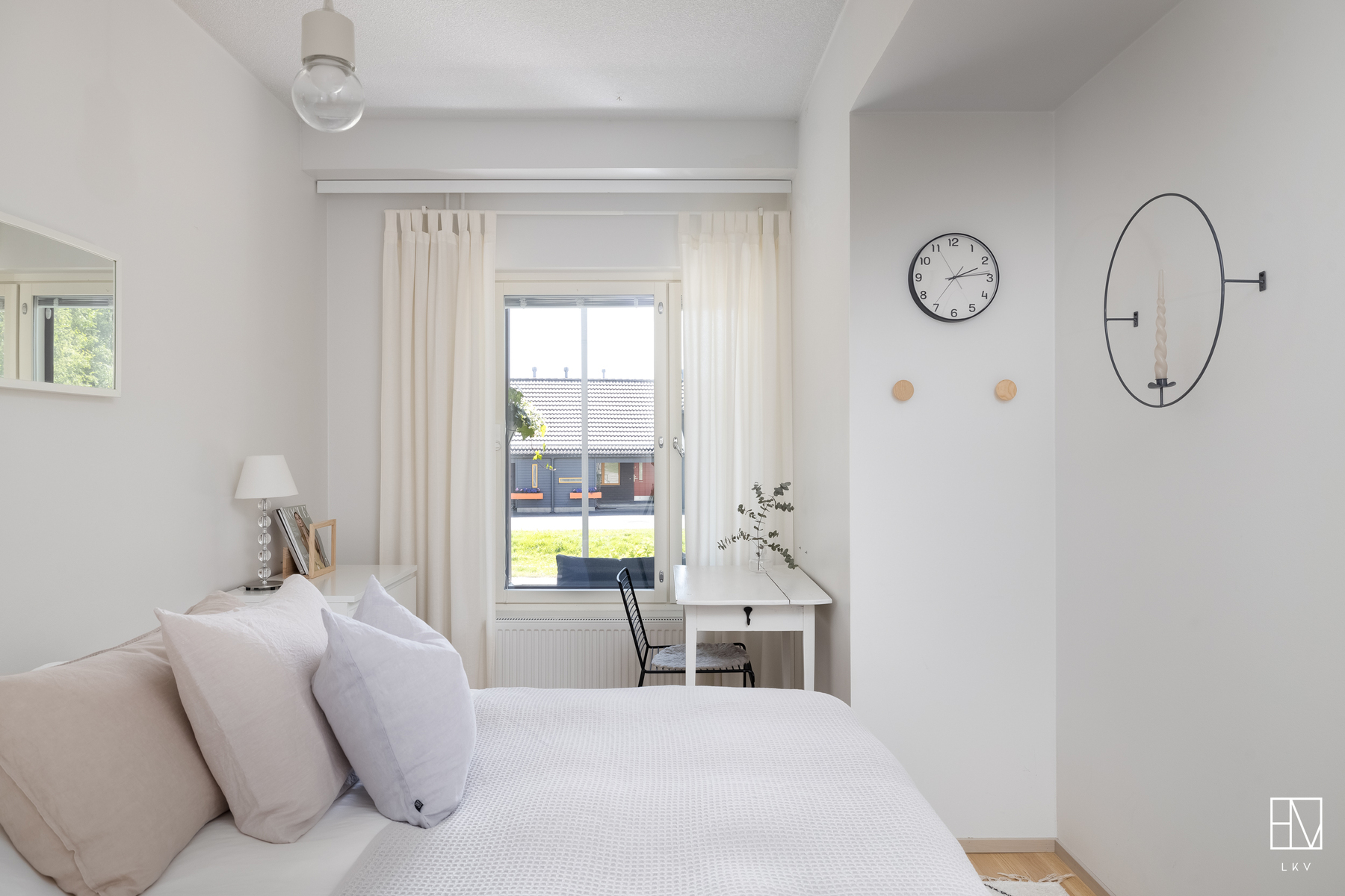 Tilava makuuhuone, jossa paikka työpöydälle