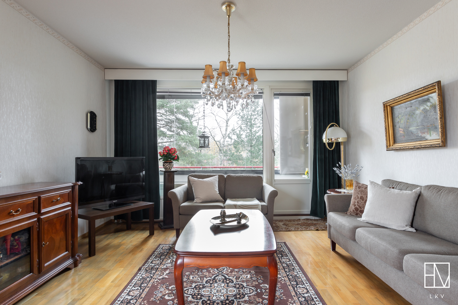 Olohuoneesta käynti lasitetulle parvekkeelle