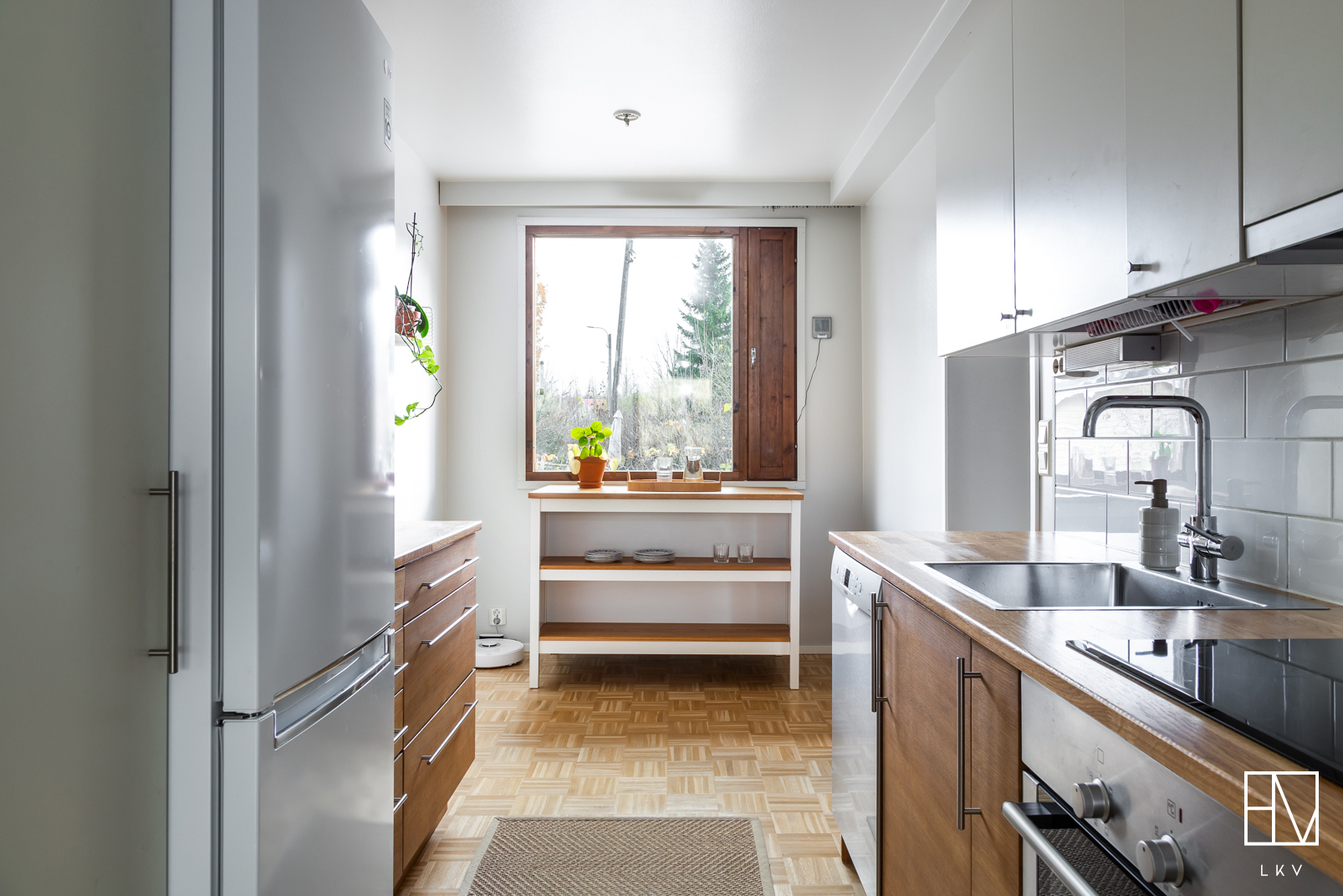 Keittiössä hyvin kaappi- ja laskutilaa