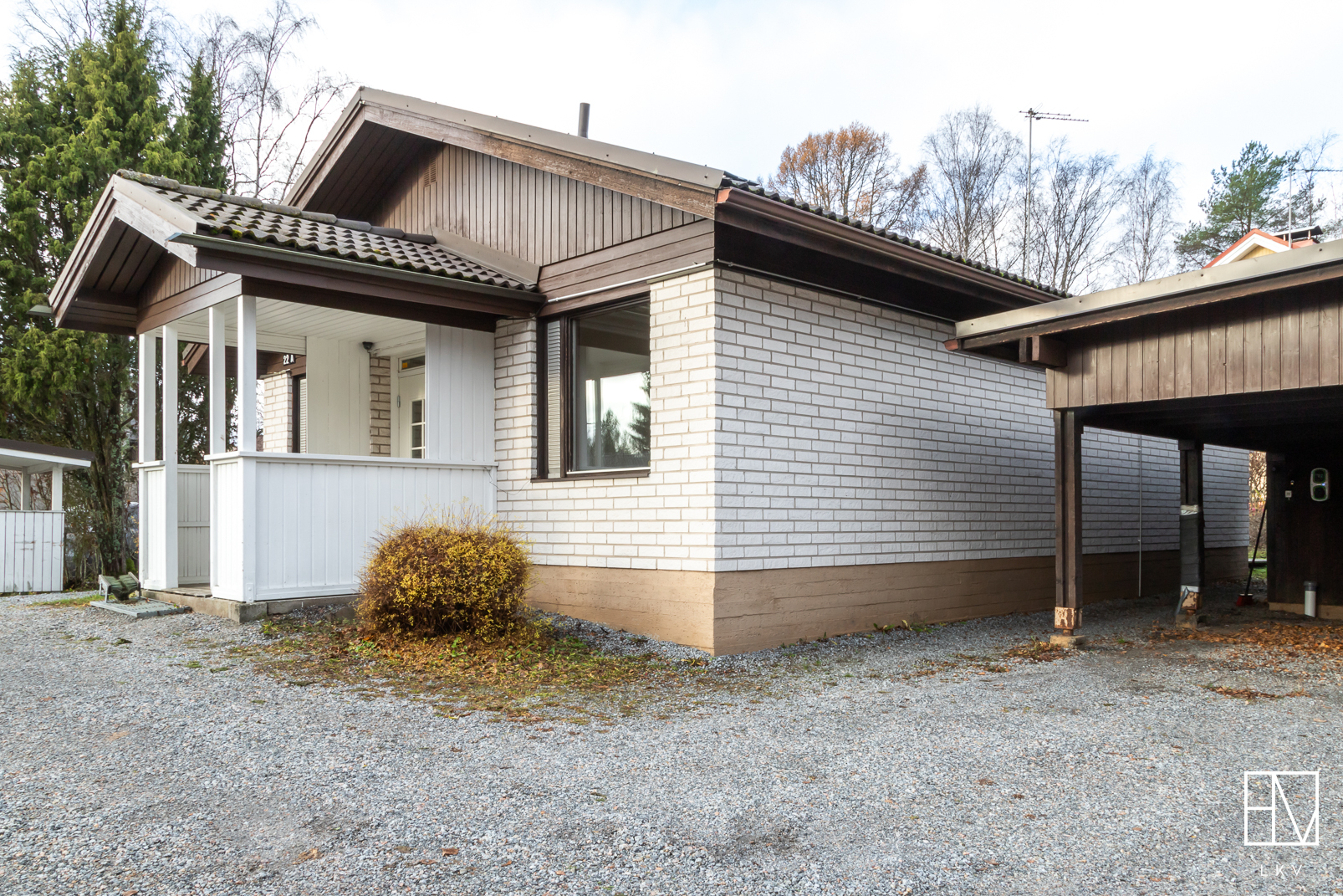 Autokatos huoneiston vieressä