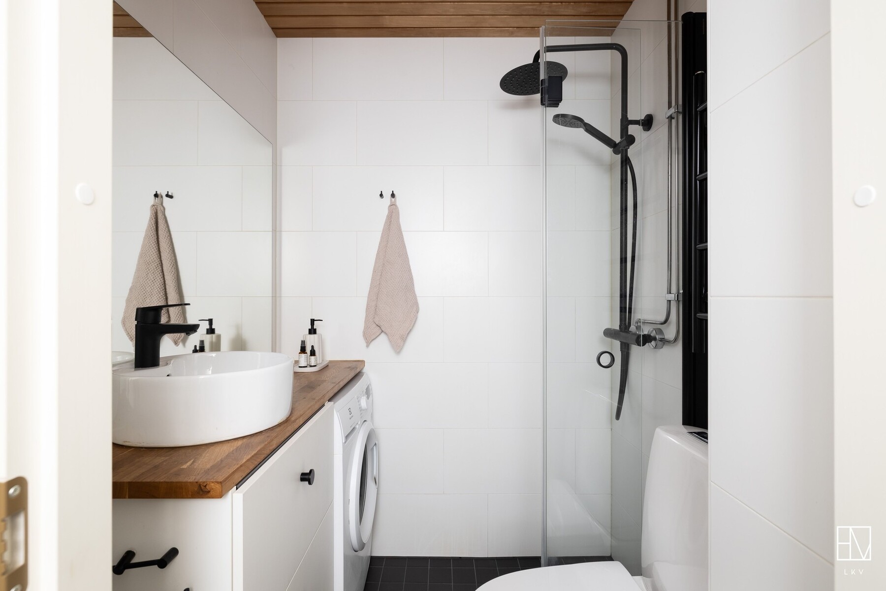 Kylpyhuoneessa käytännöllinen paikka pyykinpesukoneelle