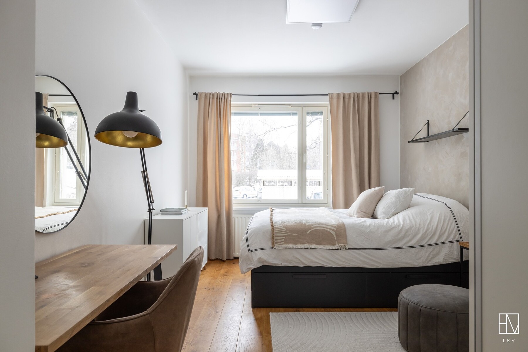 Isossa makuuhuoneessa tilaa myös työpisteelle